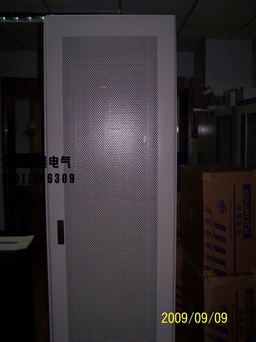 1617954751987233.jpg XC加寬服務(wù)器機(jī)柜。3.jpg